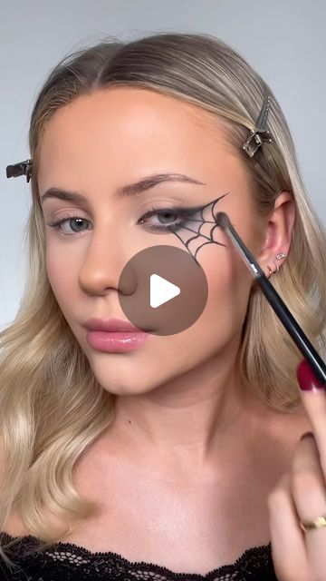 Embla Gabríela Wigum on Instagram: "easy halloween hack: spiderweb edition 🕷️🕸️ this actually works so well!! ib @hollierose.mua" Easy Halloween Makeup Spiderweb, Halloween Spiderweb Makeup, Easy Spiderweb Makeup, Spiderweb Makeup Halloween, Spiderweb Eye Makeup, Spiderweb Costume, Witch Makeup Halloween, Spiderweb Makeup, Spiderweb Eyeliner