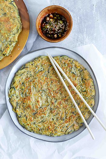 Gluten Free Korean Zucchini Pancakes (made with Oat flour) - Unconventional Cooks Korean Zucchini, Budget Healthy Meals, Breakfast Pancakes Recipe, Korean Pancake, Korean New Year, Vegetable Pancakes, Zucchini Pancakes, Gluten Free Chili, Oat Flour