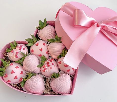 Pink Strawberries Chocolate, Red Chocolate Strawberries, Strawberries Valentines Ideas, Valentine Strawberries Ideas, Valentines Chocolate Strawberries, Valentines Day Chocolate Strawberries, Valentines Chocolate Covered Strawberry, Valentines Strawberries, Valentine Chocolate Covered Strawberries