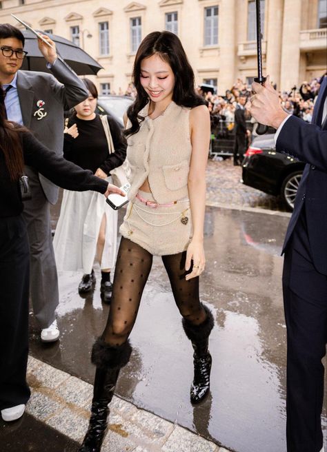 jennie kim blackpink chanel pfw paparazzi fansite hq preview Jennie Chanel Outfit, Jennie Kim Chanel, Chanel Jennie, Chanel Show, Jennie Chanel, Chanel Outfit, All Eyes On Me, Jennie Kim Blackpink, 인물 사진