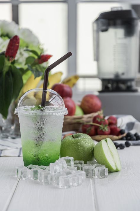 Green apple italian soda arranged on woo... | Premium Photo #Freepik #photo #food #party #water #wood Green Apple Recipes, Squash Drink, Soda Ads, Soda Italiana, Apple Water, Apple Drinks, Best Burger Recipe, Soda Drink, Italian Soda