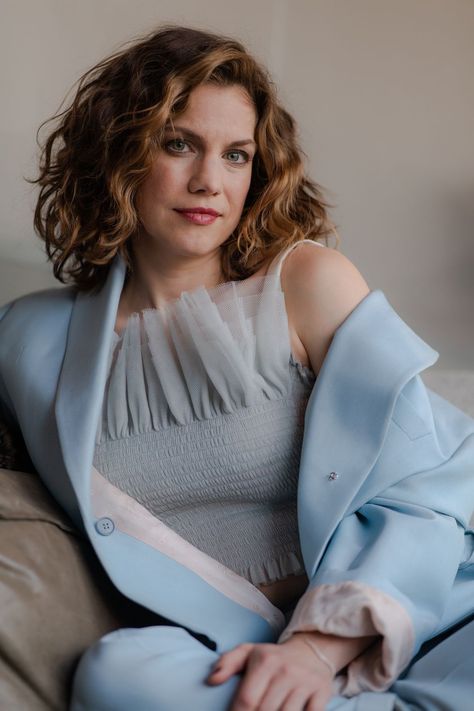 Anna Chlumsky On 'Inventing Anna,' Playing Vivian Kent, And 'Veep' Tired Of Talking, Anna Chlumsky, Inventing Anna, Macaulay Culkin, Julia Louis Dreyfus, Eternal Youth, Jamie Lee Curtis, Mtv Movie Awards, Betty White