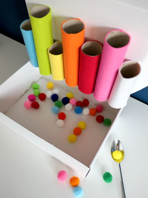 DIY: Kinderpelletje met pompons Diy Montessori Toys, Diy Montessori, Montessori Diy, Easy Toddler Activities, Montessori Toddler Activities, Toddler Arts And Crafts, Baby Learning Activities, Daycare Activities, Diy Toddler