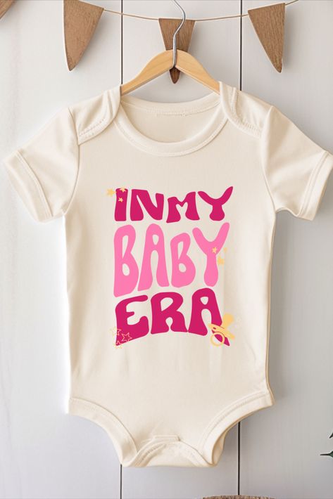 Have your daughter following the trends early with this cute and trendy "in my baby era" infant onesie! The perfect cute and silly baby shower gift to have everyone laughing. This baby girl bodysuit makes a great Christmas or birthday gift for all the babies you know! A cute and cozy baby girl bodysuit! Cute Onesie Ideas, Baby Onsies Ideas Drawing, Painted Baby Onesies, Baby Onsie Decorating Idea, Cute Baby Onsie Ideas, Baby Onesie Painting Ideas, Baby Girl Onsie Designs, Painting Baby Onesies Diy, Baby Shower Onsies Decoration