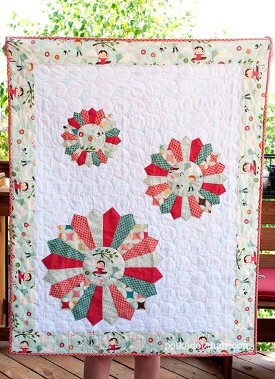 Dresden Burst Baby Quilt Sewing Tutorial.  A different take on a traditional Dresden plate quilt Cot Quilts, Dresden Plate Patterns, Kid Quilts, Grandmother Quilt, Dresden Plate Quilts, Baby Quilt Tutorials, Dresden Quilt, Dresden Plate Quilt, Polka Dot Chair