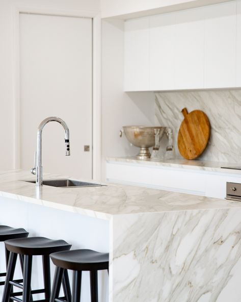 A bright and crisp white kitchen for Iyia Liu 🌹 #Neolith Calacatta Gold kitchen island & backsplash / #TouchFeelLive at neolith.com Neolith Calacatta Gold, Kitchen Island Backsplash, Calacatta Gold Kitchen, Neolith Calacatta, Island Backsplash, Gold Kitchen Island, Slab Backsplash, Calacatta Gold, Gold Kitchen