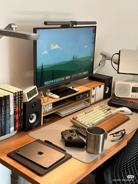 Home Office Setup Ideas Layout Small Spaces, Tiny Desk Setup Ideas, Peg Board Desk Setup, Art And Gaming Desk, Tech Desk Setup Home Office, Desk Computer Set Up, Desk Top Setup, Classy Gaming Room, Wooden Pc Setup