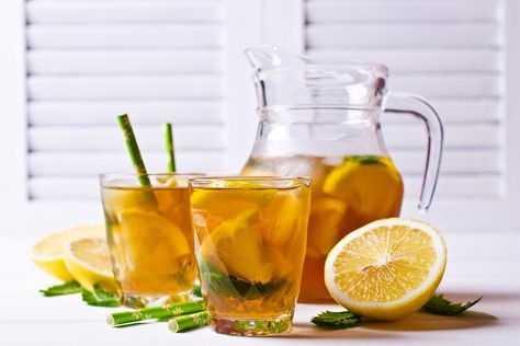 How to Make an Arnold Palmer Drink (and Toast a Golf Legend) #30secondmom Arnold Palmer Drink, Strawberry Iced Tea, Flavored Iced Tea Recipes, Sweet Tea Recipes, Iced Tea Recipe, Southern Sweet Tea, Baking Measurements, Sun Tea, Make Simple Syrup