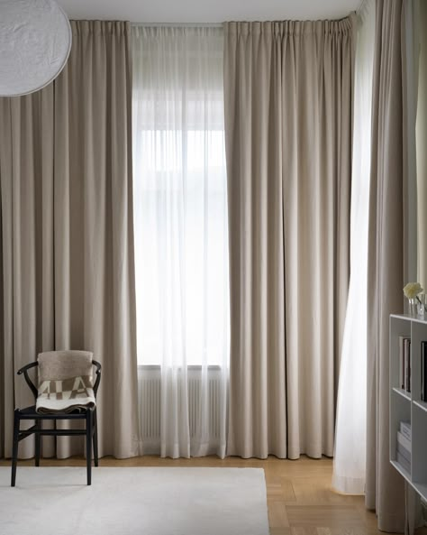 Custom length curtain track - black – ATT PYNTA Floor To Ceiling Curtains, Curtains Living Room Modern, Hang Curtains, Beige Curtains, Curtain Inspiration, Curtain Track, Living Room Curtains, Bedroom Curtains, Curtains Living