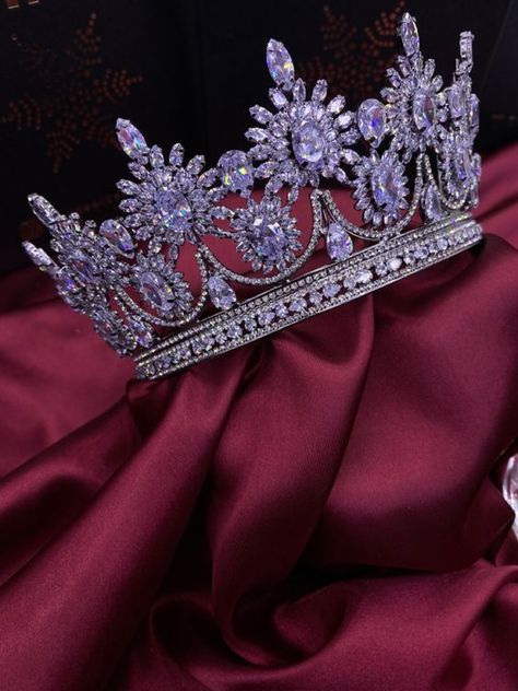 Purple Tiara Aesthetic, Purple Quinceanera Crowns, Purple Crown Aesthetic, Coronas Aesthetic, Lavender Quinceanera Ideas, Purple Crowns, Quince Crowns, Lavender Quinceanera, Burgundy Quinceanera Dresses