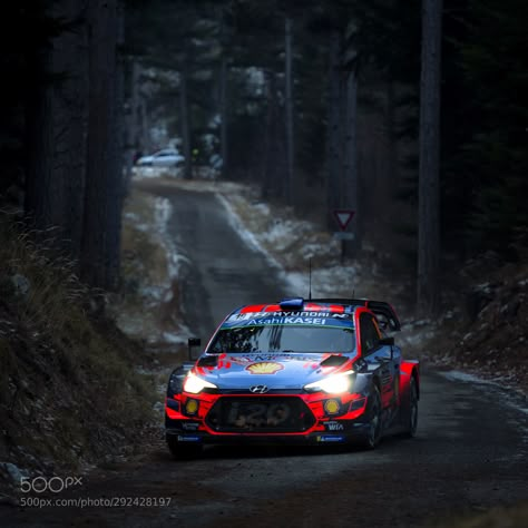 Retour éclairé L'équipage 9 fois champion du monde des rallyes WRC composé du français Sébastien Loeb et de son co-pilote le monégasque Daniel Elena évoluant pour la première fois sur une autre voiture qu'une Citroën à savoir la Hyundai I20 Coupe WRC ici dans la 9ème spéciale reliant Agnières-en-Dévoluy (Hautes-Alpes) à Corps (Isère) du Rallye de Monte-Carlo 2019.  Pour cette première chez Hyundai l'équipage terminera au pied du podium à la 4ème place. Hyundai I20 Wrc Wallpaper, Wrc Wallpapers, Wrc Cars, Awd Cars, Rally Car Racing, Subaru Rally, Colin Mcrae, Wrc Rally, R34 Gtr