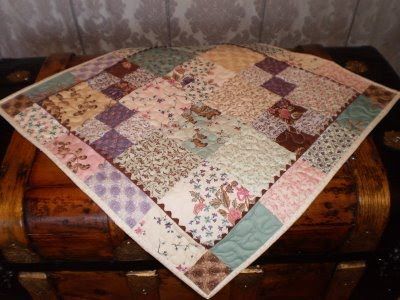 Free Quilting tutorials featured by top US Quilting blog, A Quilting Life: table topper quilting tutorial Quilted Table Toppers Patterns Free, Quilts Vintage, Charm Pack Quilt, Table Topper Patterns, Charm Pack Quilts, Quilted Table Runners Patterns, Quilted Table Toppers, Miniature Quilts, Table Runner Pattern