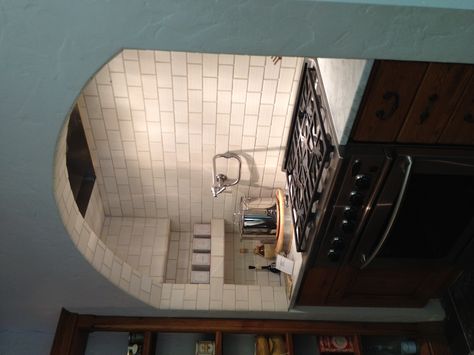 Love the arch over the stove covering the fan. Arch Over Stove Top, Enclosed Stove Area, Archway Over Stove, Arched Oven Alcove, Arched Stove Alcove, Arch Above Stove, Stove Enclosure, Arch Over Stove, Oven Nook