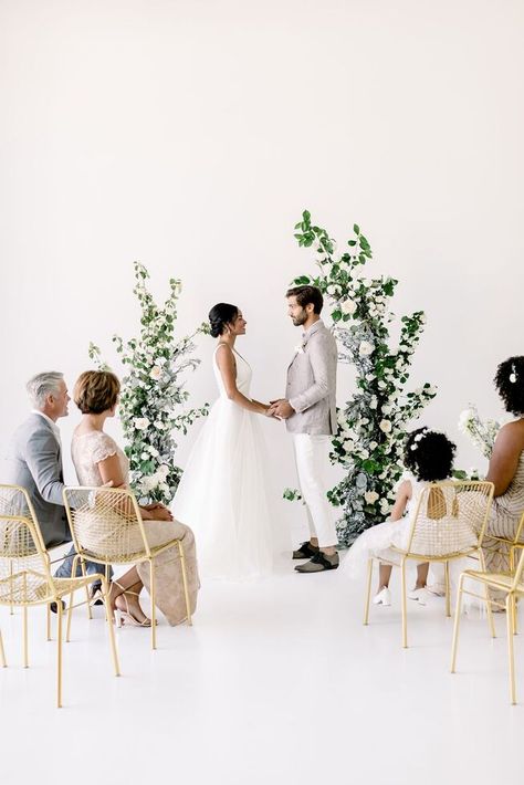 Monochromatic Wedding, White Wedding Ceremony, Monochrome Weddings, Modern Wedding Ceremony, Greenery Wedding Decor, Tiny Wedding, Garden Weddings Ceremony, Modern Wedding Inspiration, Wedding Ceremony Flowers