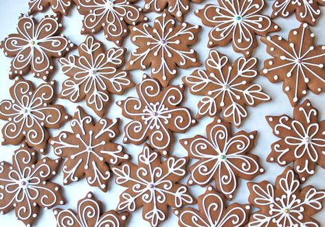 Gingerbread Snowflakes | BigAlittlea Gingerbread Stars, Gingerbread Snowflakes, Snowflake Christmas Cookies, Snowflake Cookies, Gingerbread Decorations, Xmas Cookies, Fancy Cookies, Falling From The Sky, Christmas Cookies Decorated