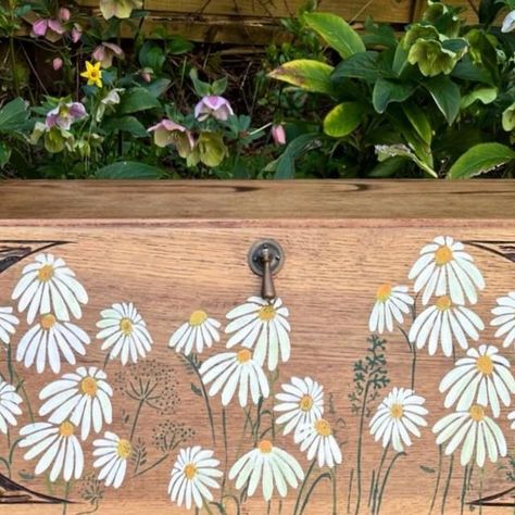 Furniture Flower Painting, Hand Painted Desk Ideas, Hand Painted Flowers On Furniture, Daisy Room Ideas, Flowers Painted On Furniture, Wildflower Girls Bedroom, Flowers On Dresser, Desk Painting Ideas, Simple Flowers Painting