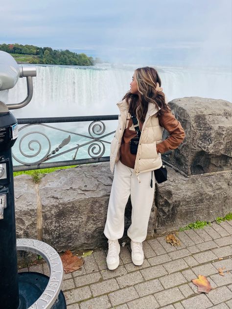 Niagara Falls Outfit Winter, Niagara Falls Canada Outfit, Niagara Falls Outfit Fall, Niagra Falls Outfits, Niagara Falls Picture Ideas, Niagara Falls Outfit, Niagara Falls Pictures, Ontario Winter, March Outfits