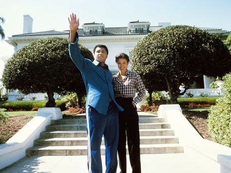 Muhammad Ali with his ex-wife Veronica Porsche in 1982. Cassius Clay, Rumble In The Jungle, Muhammed Ali, Black Magazine, Mohammed Ali, Float Like A Butterfly, George Foreman, Sport Poster Design, Hometown Heroes