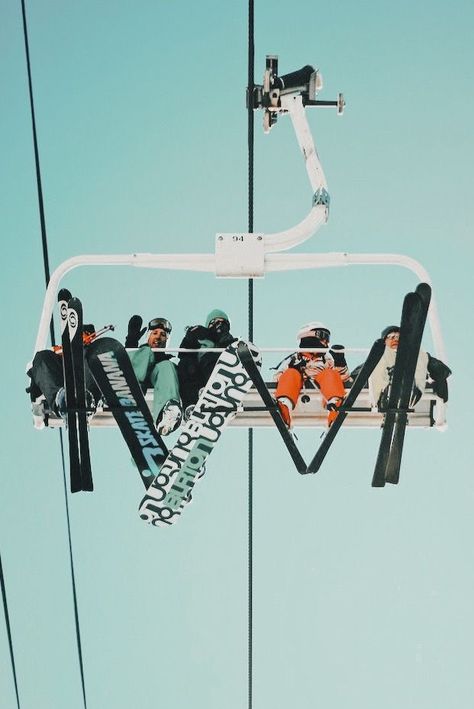 Ski Lift Pictures, Aesthetic Skiing Pictures, Cute Skiing Pics, Ski Photo Ideas, Snowboarding Wallpaper, Girls Ski Trip, Ski Trip Aesthetic, Snowboarding Pictures, Ski Vibes