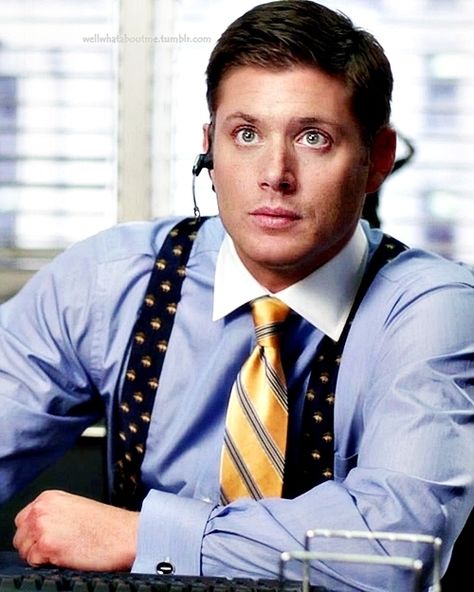 Jensen Ackles as Dean Smith in Supernatural - Rockin' the "Power Suit" Supernatural Season 4, Dean Smith, Braces Suspenders, Jensen Ackles Jared Padalecki, Art Of Manliness, Nude High Heels, Actors Male, Tv Supernatural, Supernatural Seasons