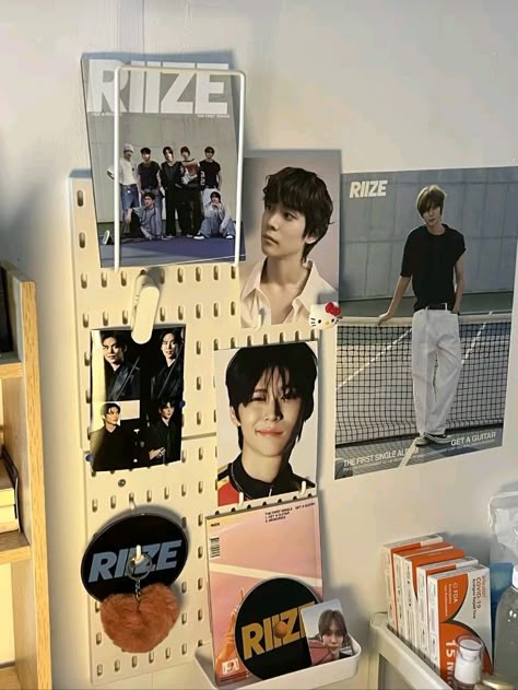 Kpop Board Ideas, Riize Aesthetics, Kpop Merch Aesthetic, Desk Inspo, Small Room Design, Kpop Merch, Desk Design, Small Room, Cute Wallpaper Backgrounds