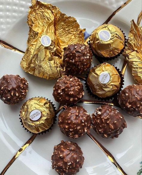 Aesthetic Ferrero Rocher, Ferro Rocher Aesthetic, Ferrero Rocher Aesthetic, Ferror Rocher, Chocolate Rocher, Chocolate Hearts Candy, Chocolate Ferrero Rocher, Chocolate Aesthetic, Ferrero Rocher Chocolates