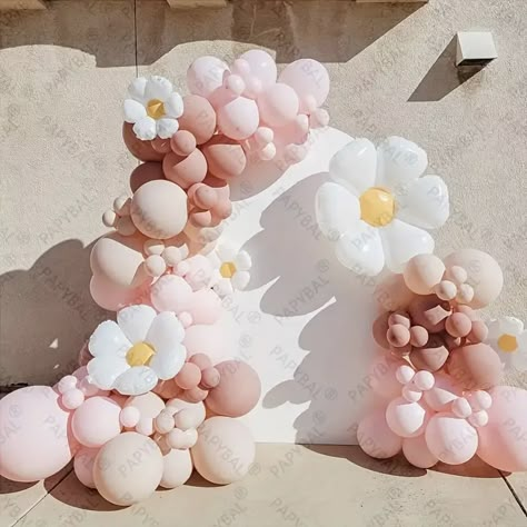 Daisy Party Ideas, Flower Theme Baby Shower, Baby Birthday Theme, Daisy Birthday Party, Kids Bday Party Ideas, Blush Pink Baby Shower, Daisy Theme, Daisy Baby Shower, Balloon Wreath