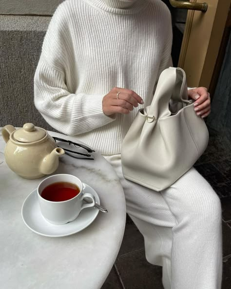 Polene Bag, Minimalism Clothes, Street Style Bags, Luxury Winter, All White Outfit, Pu Leather Wallet, Beige Aesthetic, Vision Board 2023, Mode Inspo