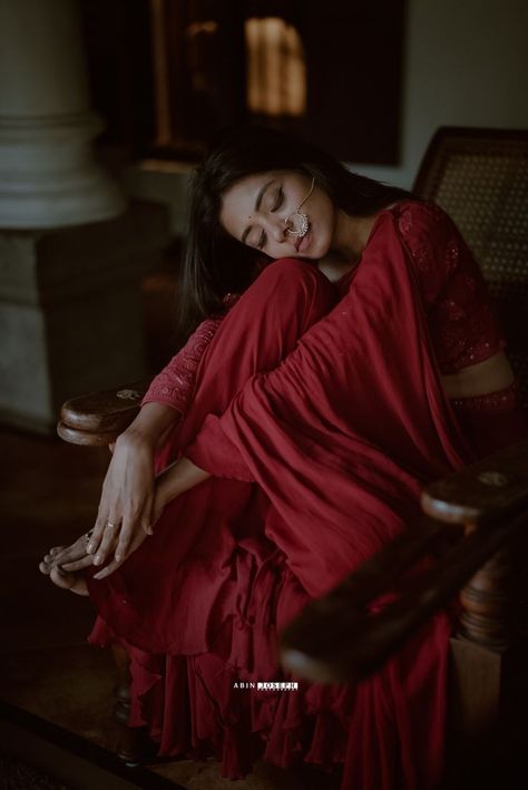 Saree Modelling Poses, Indian Vintage Saree Look, Desi Aesthetic Saree Look, Saree Picture Poses, Saree Vintage Photoshoot, Maharashtrian Photoshoot, Traditional Aesthetic Photography, Woman In Saree Photography, Saree Photoshoot Poses At Home Aesthetic