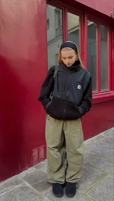 Wintwe Outfits 2023, Winter Gorpcore Outfits, Baggy Pants Winter Outfit, Gorpcore Women Outfits, Arctyrex Outfit, Autumn Outfits Streetwear, Baggy Fit Women, Carhartt Pants Outfits Women, Light Cargo Pants Outfit