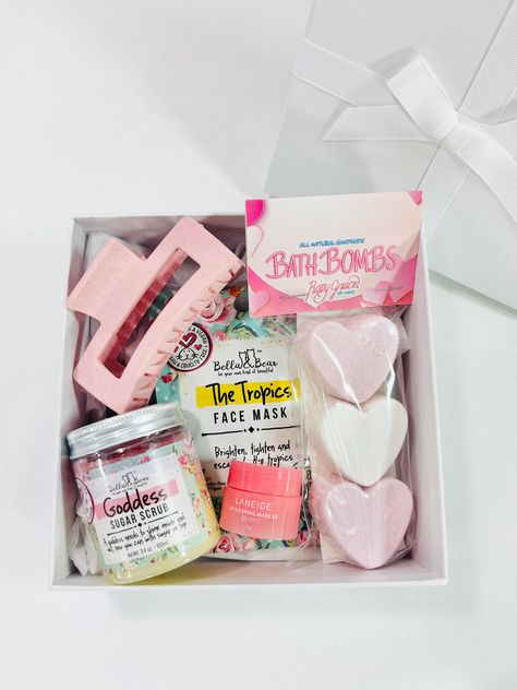 Gift Box Ideas Birthday Best Friend Aesthetic, Friendship Gift Box Ideas, Gift Small Box Ideas, Small Birthday Box Ideas, Girly Gift Box Ideas, Birthday Kit Ideas, Small Gift Ideas For Best Friend, Gift For Girls Birthday, Small Gift Box Ideas Birthday