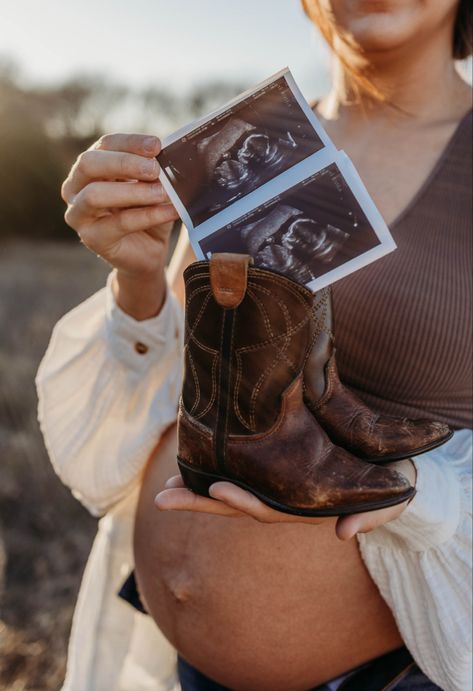 Ranch Maternity Photoshoot, Swamp Maternity Pictures, Western Maternity Outfits Summer, Western Theme Maternity Photos, Country Style Maternity Photos, Baby Announcement With Horse, Western Style Maternity Photos, Western Maternity Shoot With Husband, Western Maturity Photoshoot