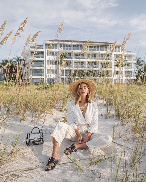 winter beach outfits with white pants and blouses Winter Beach Outfit, Winter Vacation Outfits, Florida Outfits, Winter Beach, Beach Vacation Outfits, Beach Shoot, Beach Outfits, Winter Vacation, Summer Inspiration