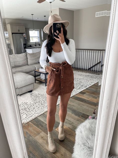 Brown Courdory Skirt Outfit, Corduroy Skirt Outfit Fall, Brown Skirt Outfit Ideas, Tan Skirt Outfits, Boho Mom Outfits, Boho Skirt Outfit, Orange Skirt Outfit, Beige Boots Outfit, Brown Skirt Outfit