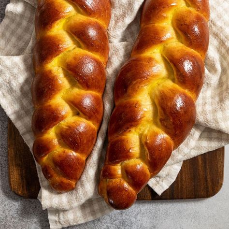 Our traditional challah recipe creates two gorgeously braided loaves perfect for a Jewish holiday. French Toast Recipe Casserole, Recipe With Heavy Cream, Casserole French Toast, Easy Challah, Recipe Casserole, Challah Bread Recipes, Apple Fritter Bread, I Am Baker, Make French Toast