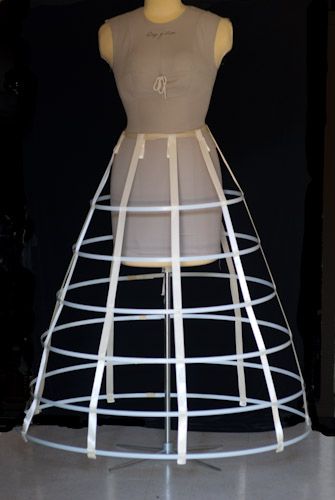 cage skirt Ring Skirt, Metal Skirt, Recycle Dress, Paper Skirt, Recycle Fashion, Recycled Fashion Diy, Recycled Dress Ideas, Recycled Gown, Plastic Skirt