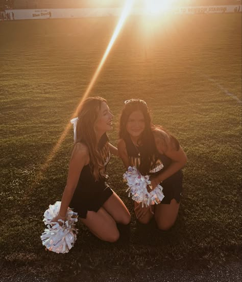 fnl football season cheer poses dance team poses high school aesthetic Senior Night Dance Team, High School Dance Team Aesthetic, Cheer Leader Aesthetic, Dance Team Poses, Football Season Aesthetic, Dance Team Aesthetic, Fnl Aesthetic, Fnl Cheer, Ohshc Oc