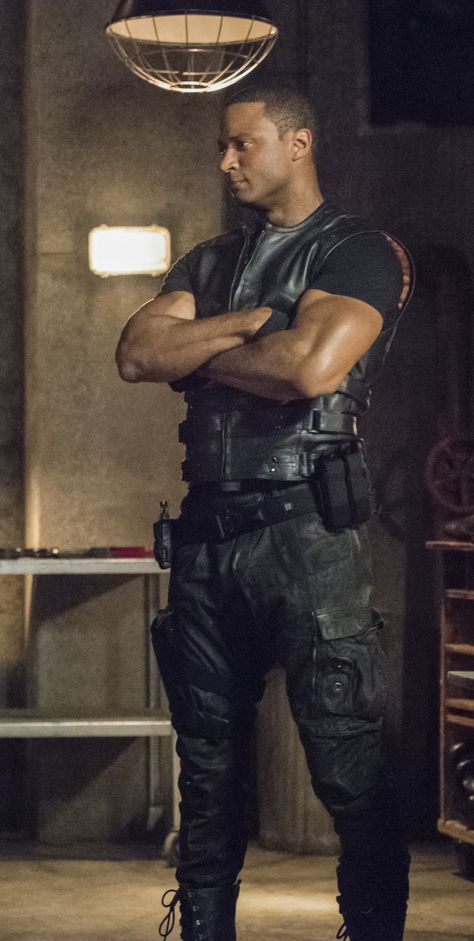 Arrow 4x01 - Green Arrow - John Diggle John Diggle Arrow, Diggle Arrow, Arrow Family, Arrow Dc, John Diggle, Tactical Style, David Ramsey, Arrow Tv Series, Stephen Amell Arrow