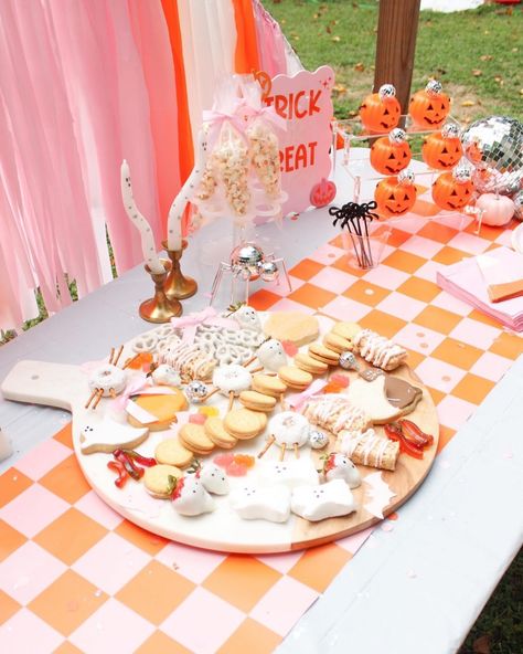 Spooky sweets 🍬 No tricks at this table, just a whole bunch of sugary treats 🎃 The star of the show (besides the delicious cake + cookies) were the mini Jack-o-lanterns that perfectly fit a few of the bite size candy pieces. The kids could fill them up without over doing it #parentingwin Girly Halloween party, DIY glitter pumpkins, kids Halloween party, two spooky, one spooky girl, 2 boo tofil, our little boo is turning two, Halloween cake, Halloween party food Pink Ghost Party Ideas, Girly Halloween Party Decorations, Diy Jack O Lantern, Girly Halloween Party, Little Boo Is Turning Two, Boo Is Turning Two, Pumpkin Spray Paint, Disco Ghost, Halloween Birthday Party Ideas