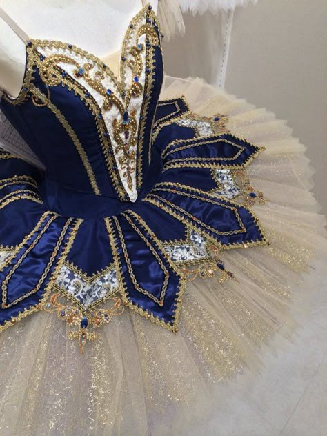 “Filha do Faraó” Tutu Design, Ballet Costumes Tutus, Classical Ballet Tutu, Ballet Stuff, Tutu Ideas, Ballerina Costume, Blue Tutu, Tutu Ballet, Ballet Tutus