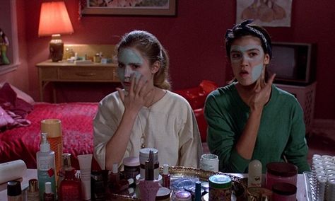 How cosmetics took a starring role in Hollywood Linda Barrett, Fast Times At Ridgemont High, Jennifer Jason Leigh, Phoebe Cates, 80s Aesthetic, Fast Times, Classic Films, Film Stills, Vintage Movies