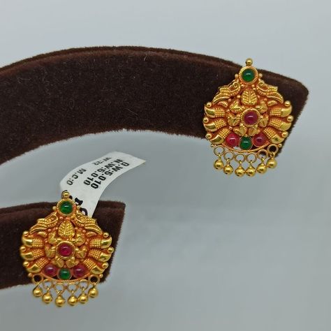 Simple Diamond Jewelry, Gold Jwellary, Latest Earrings Design, Latest Indian Jewellery, Ear Tops, Small Earrings Gold, Mangal Sutra, Gold Earrings Indian, Dainty Gold Jewelry