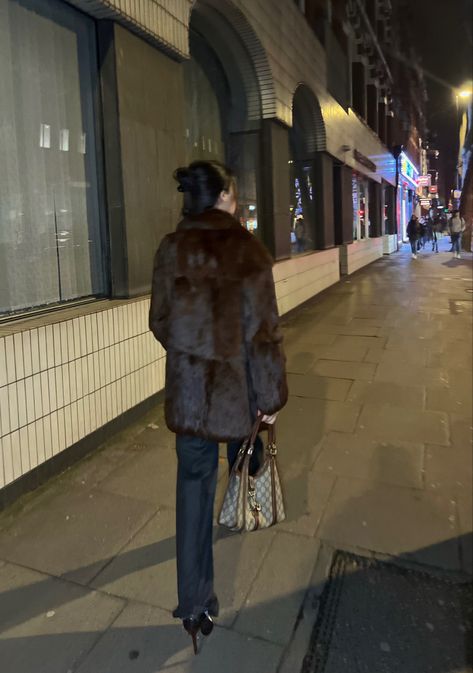 vintage coat, vintage faux fur, vintage outfit, vintage Gucci bag, Gucci Bardot bag, parisian girl, old money aesthetic, old money vibe, faux fur brown coat, loose pants, pointy heels, vintage heels, night out in London, London girl Dark Brown Fur Coat Outfit, Brown Fur Coat Aesthetic, Brown Fur Coat Outfit Street Style, Gucci Bag Vintage, Faux Fur Aesthetic, Brown Faux Fur Coat Outfit, Gucci Bag Outfit Street Styles, Faux Fur Coat Street Style, Brown Fur Coat Outfit