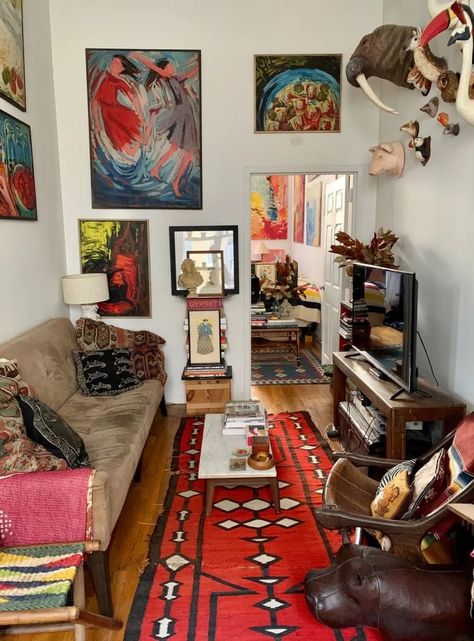 Small Space Maximalist, Small Maximalist Bedroom, Eclectic Room Design, Eclectic Bedrooms, Eclectic Bedroom Design, Maximalist Eclectic, Eclectic Apartment, Sofa Chesterfield, Bedroom Ideas Aesthetic