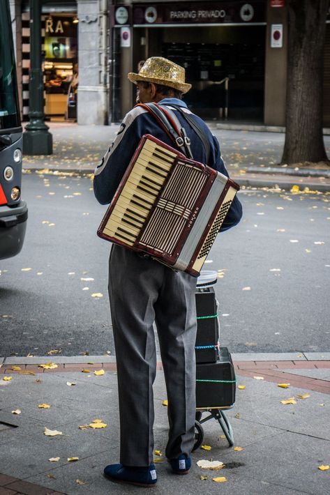 Radio Studio, Street Performer, Street Musicians, Street Music, Musician Photography, Street Musician, Music A, Music Images, Traditional Music