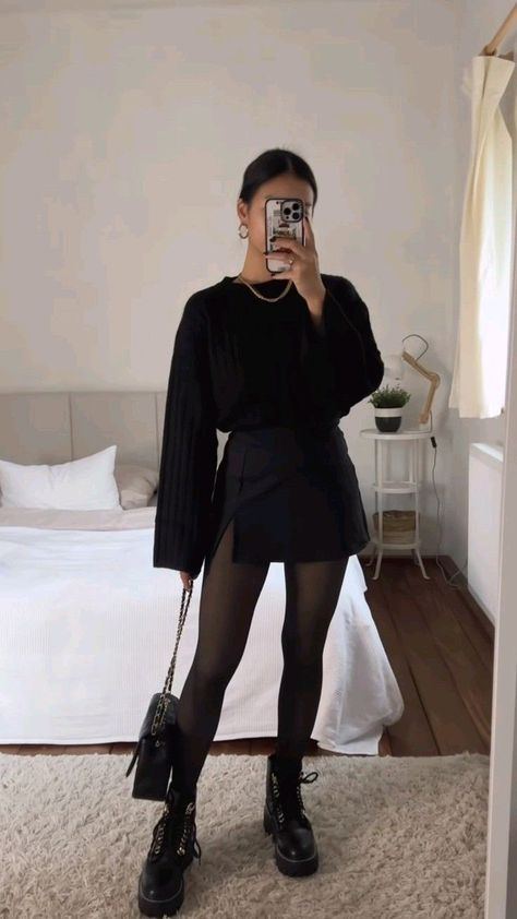 Mini Skirt Outfit Night, Leather Mini Skirt Outfit, Black Mini Skirt Outfit, Black Skirt Outfits, Rok Mini, Leather Skirt Outfit, Winter Skirt Outfit, Winter Fashion Outfits Casual, Rock Outfit