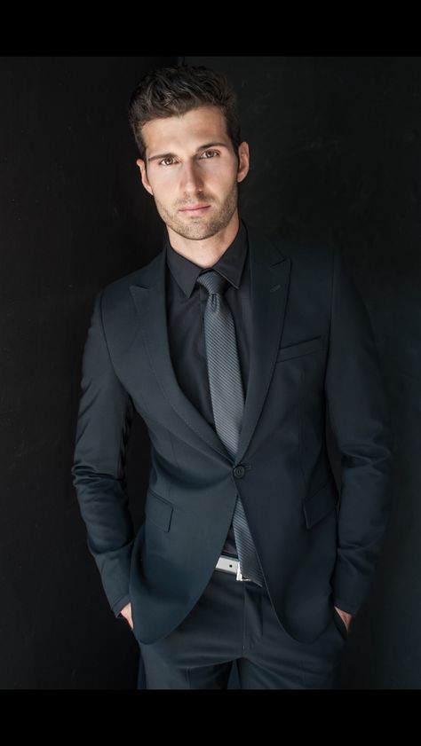 Negro perfecto Black Suit Black Shirt, Grey Suit Black Shirt, Black Suit Combinations, Tie Knots Men, Suit Combinations, Black Suit Men, Light Grey Suits, Mens Fashion Photography, Sharp Dressed Man