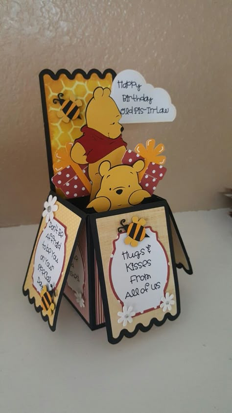 Bee Birthday Cards Handmade, Winnie The Pooh Birthday Card Diy, Disney Card Ideas, Winnie The Pooh Diy Gifts, Disney Birthday Cards Diy, Winnie The Pooh Cards Handmade, Pop Up Birthday Card Ideas, Disney Cards Handmade, Winnie The Pooh Birthday Card