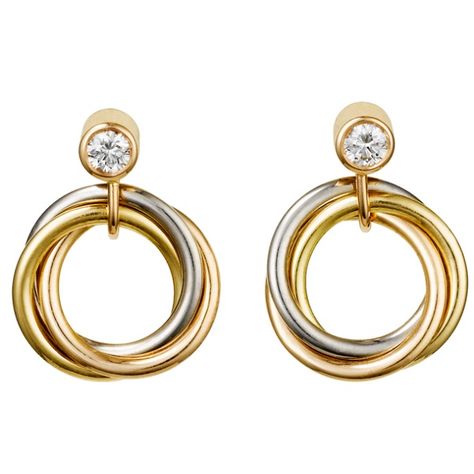 Kate premiered Cartier's Trinity Earrings during her visit to Paris in March 2017. The 18K Gold earrings features the combination of white Kate Middleton Earrings, Trinity Earrings, Kate Middleton Jewelry, Gold And Diamond Earrings, Vogue Jewelry, Cartier Earrings, White Gold Earrings Studs, White Gold Studs, Real Gold Jewelry