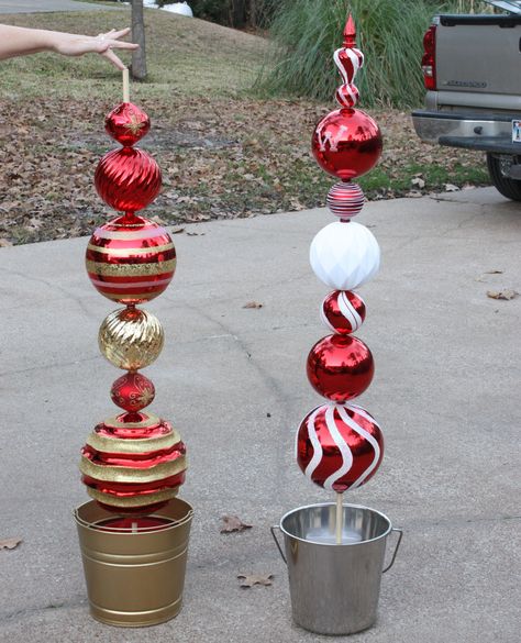 DIY Ornament Topiaries {The Creativity Exchange} Ornament Topiary, Christmas Lawn Decorations, Outdoor Christmas Diy, Christmas Topiary, Outside Christmas Decorations, Christmas Yard Decorations, Christmas Decorations Diy Outdoor, Christmas Yard, Easy Christmas Diy